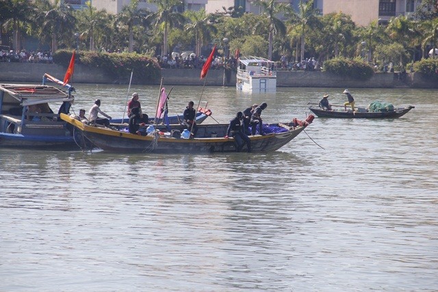 Các lực lượng tìm kiếm sẽ mở rộng khu vực tìm kiếm lên đến cầu Thuận Phước và bờ biển Nguyễn Tất Thành. Ảnh: Thanh Trần. 
