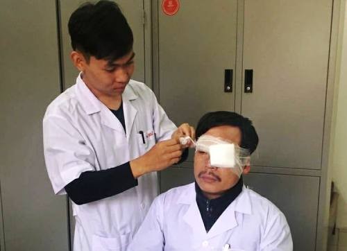 Bác sĩ Đỗ Chính Nghĩa bị hành hung vào vùng mặt. Ảnh: BTB 