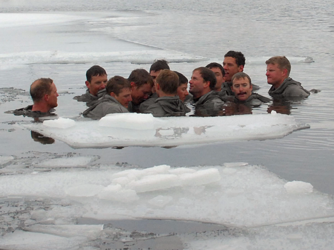 Lính Mỹ thường xuyên luyện tập trong nước lạnh để cơ thể khỏe mạnh và không sợ chấn thương. Ảnh: Business Insider 