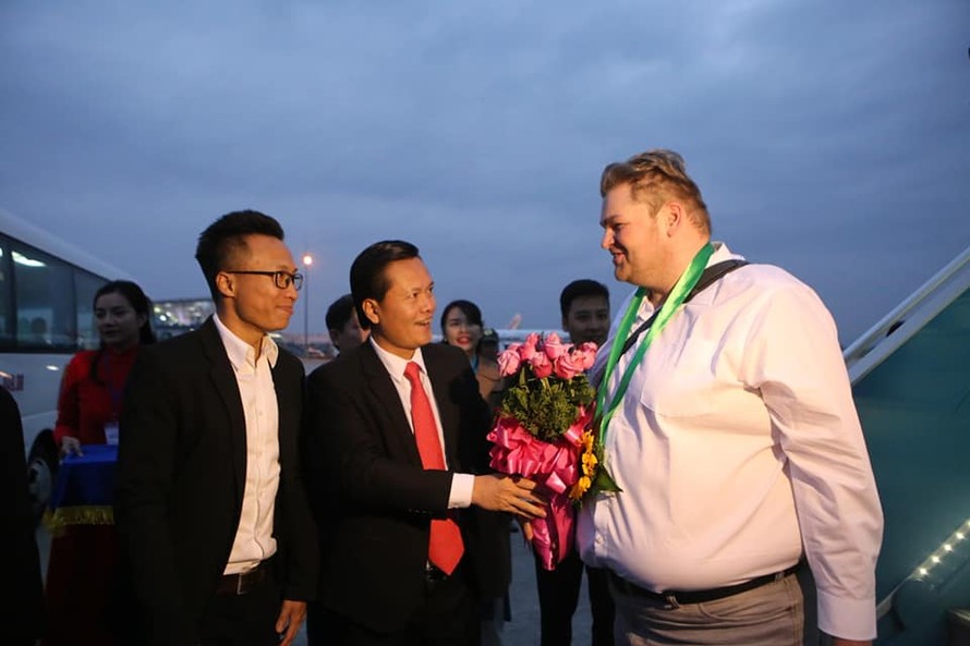 Giám đốc Sở Du lịch Hà Nội Trần Đức Hải trao hoa cho vị du khách đầu tiên đến Hà Nội ngay chân máy bay. Ảnh: Hồng Hạnh
