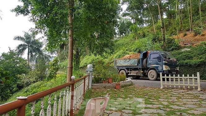 Xe tải đổ đất liên tục trong khuôn viên Resort G9