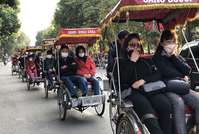 Cận cảnh du khách đến Hà Nội kín mít khẩu trang phòng dịch cúm