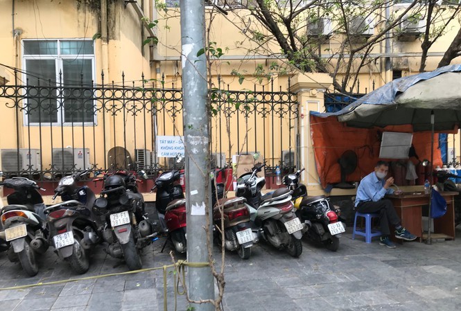 Bãi xe hô giá gấp đôi quy định của Công ty CP 901 trước cổng Bệnh viện Việt Đức