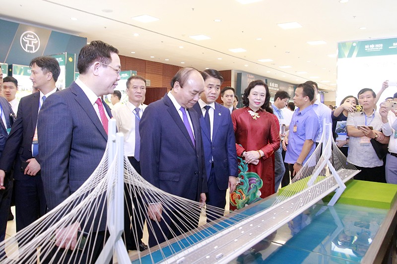 Thủ tướng Chính phủ Nguyễn Xuân Phúc cùng lãnh đạo Hà Nội thăm quan các dự án đầu tư tại Hội nghị
