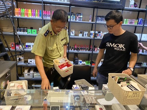 Lực lượng Quản lý thị trường Hà Nội xử lý 1 điểm kinh doanh thuốc lá điện tử lớn.