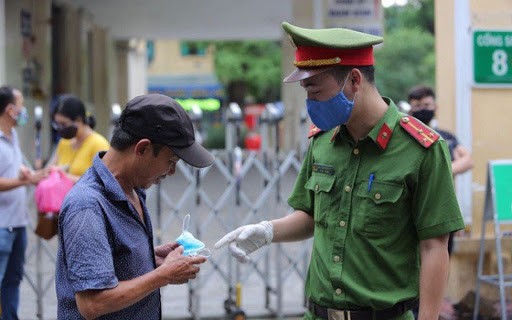 Một người dân không đeo khẩu trang khi vào bệnh viện ở Hà Nội bị nhắc nhở - Ảnh minh họa