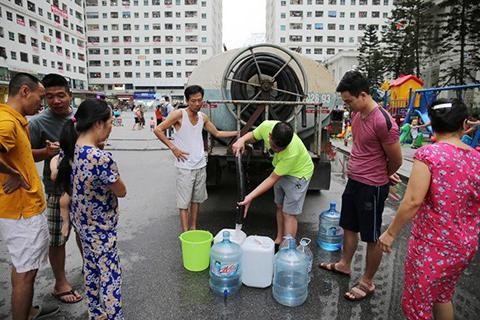 Người dân xếp hàng lấy nước tại một khu đô thị tại Hà Nội. Ảnh minh họa