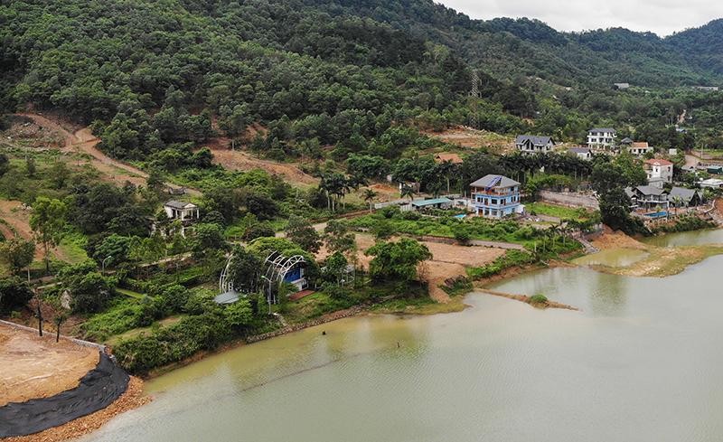 Cận cảnh đổ đất 'bức tử' hồ sinh thái ở Sóc Sơn