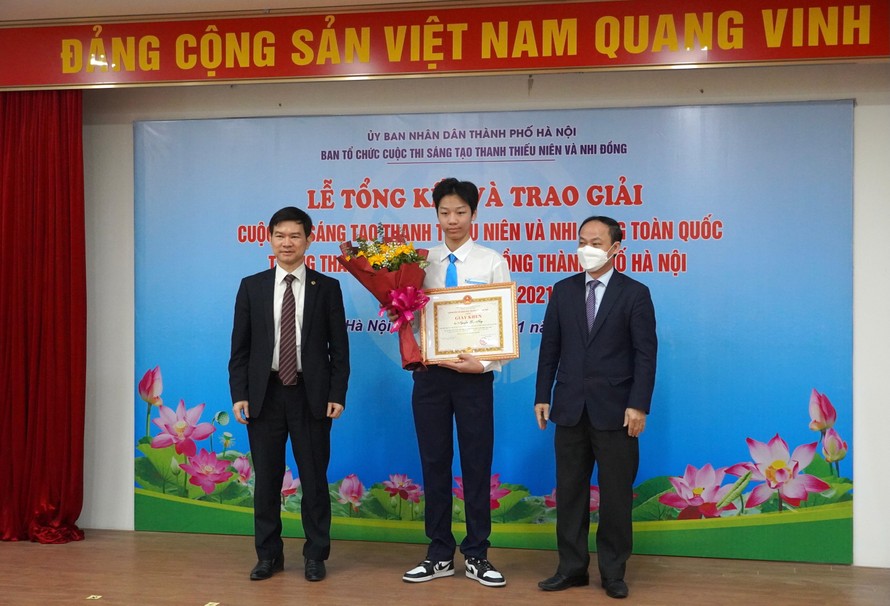 Giải đặc biệt được trao cho đề tài “Trợ lý ảo du lịch” của nhóm tác giả: Nguyễn Hoàng Long (lớp 4A Trường Tiểu học Trung Văn, quận Nam Từ Liêm, Hà Nội).
