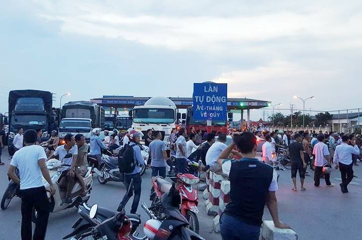 Do phí cao và gần đây tài xế dùng tiền lẻ gây mất an ninh trật tự nên tỉnh Hưng Yên đề nghị được di chuyển trạm thu phí BOT số 1-QL5