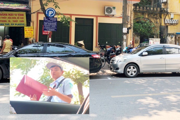 Mặc dù là trông xe theo công nghệ nhưng các điểm trông xe của Cty Anh Duy tại Tô Hiến Thành, Thái Phiên nhân viên (ảnh nhỏ) thu tiền gấp đôi quy định và không đưa vé.Ảnh: A.T