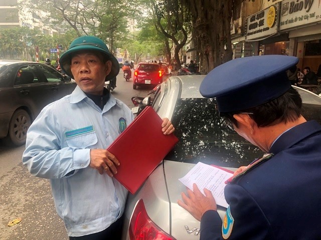 'Sờ gáy' nhiều điểm trông xe chặt chém ở Hà Nội