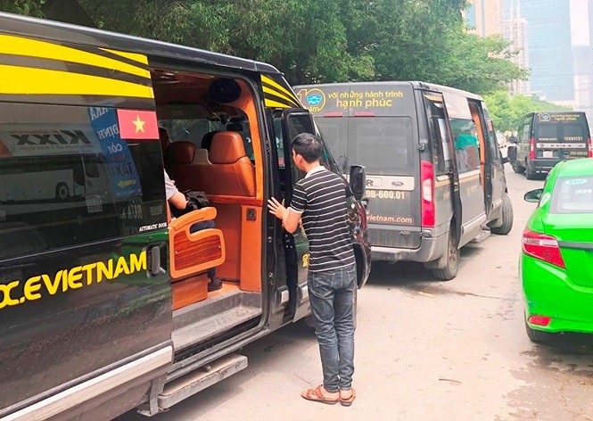 Xe hợp đồng trá hình xe khách hoạt động trên đường Hà Nội. Ảnh: Anh Trọng