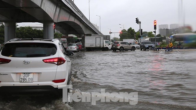 Mưa ngập trên nhiều tuyến phố Hà Nội trong ngày hôm nay. Ảnh: Mạnh Thắng