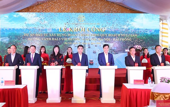 Chủ tịch thành phố Hà Nội và đại diện các bên liên quan "ấn nút" khởi công dự án.