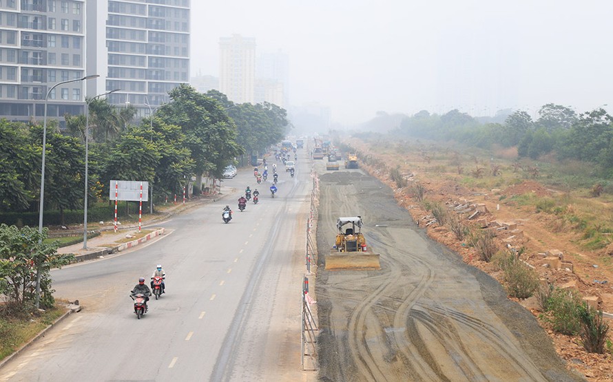 Công trường dự án mở rộng đường gom Đại lộ Thăng Long khi đang thi công