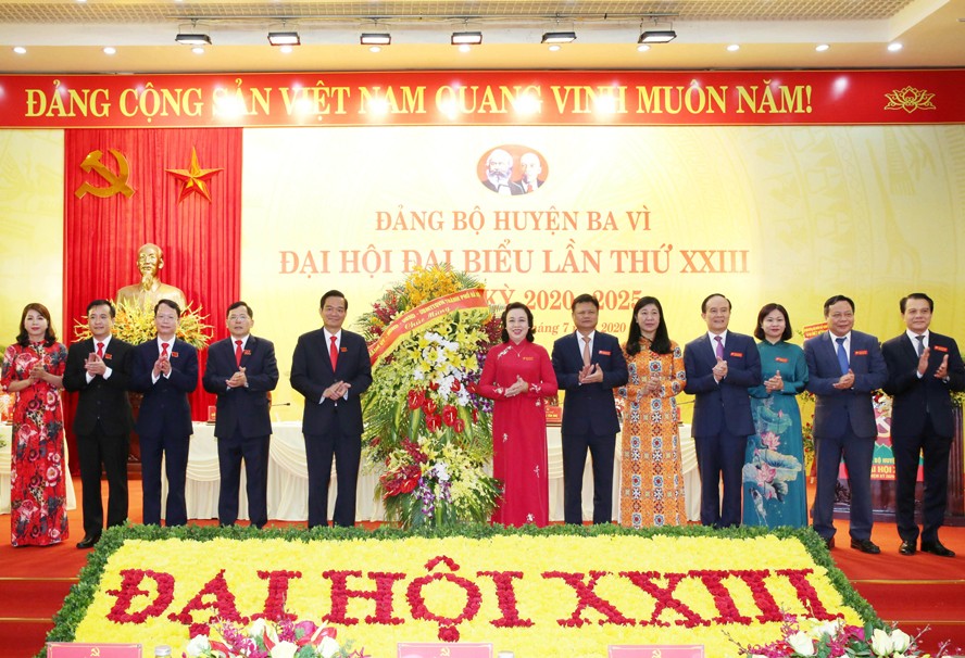 Phó Bí thư Thường trực Thành ủy Ngô Thị Thanh Hằng tặng hoa chúc mừng Đại hội Đảng Ba Vì.