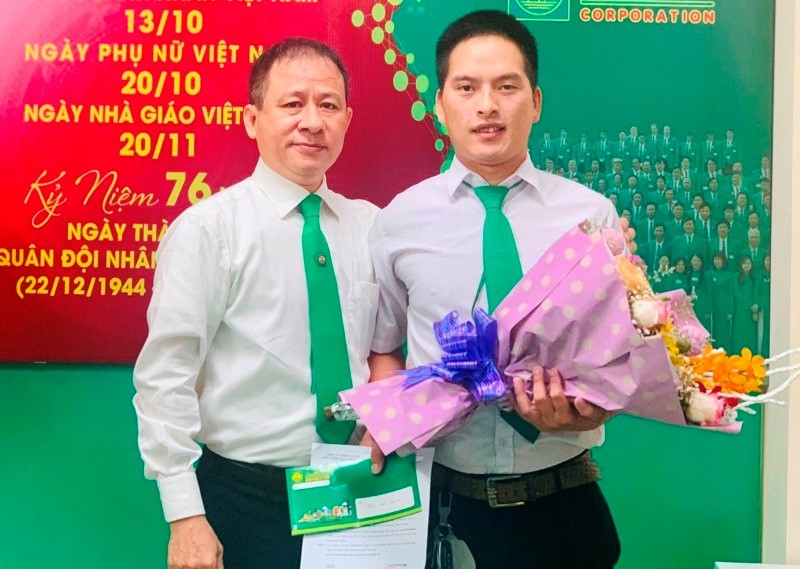 Đại diện lãnh đạo hãng Taxi Hà Nội tuyên dương cho tài xế Hưng có hành động trung thực.