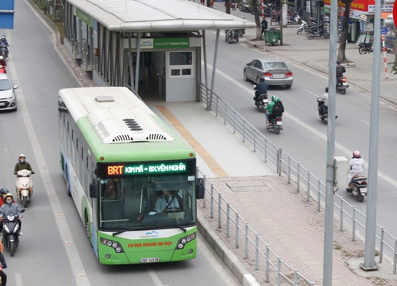 Xe buýt hoạt động trên đường Hà Nội. Ảnh: Như Ý