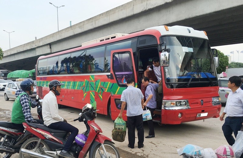 Xe khách không biển hiệu, tem tuyến bắt trả khách trên đường Phạm Hùng (bến xe Mỹ Đình).