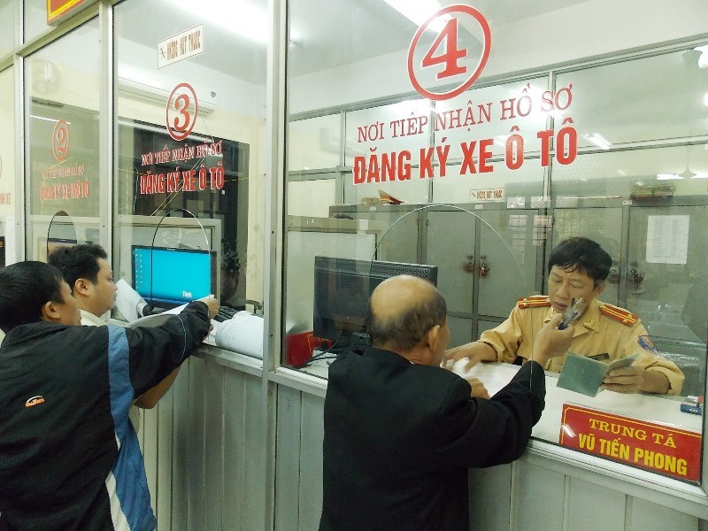 Người dân làm thủ tục đăng ký xe tại cơ sở 86 Lý Thường Kiệt, Hà Nội. Ảnh: A.Trọng
