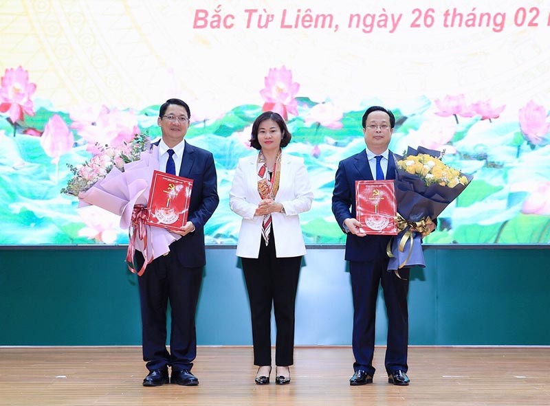 Phó Bí thư Thường trực Thành ủy Hà Nội Nguyễn Thị Tuyến trao quyết định cho tân Bí thư Bắc Từ Liêm và tân Giám đốc Sở VH&TT.