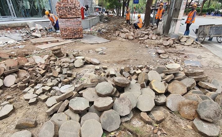 Cả nghìn mét vuông vỉa hè quận Hoàng Mai bị đào xới không phép