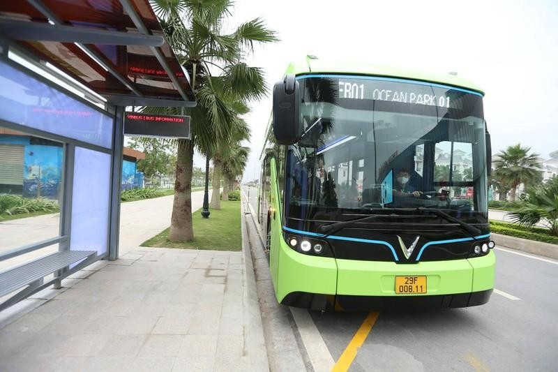 Xe buýt điện hoạt động thử nghiệm trên đường Hà Nội.