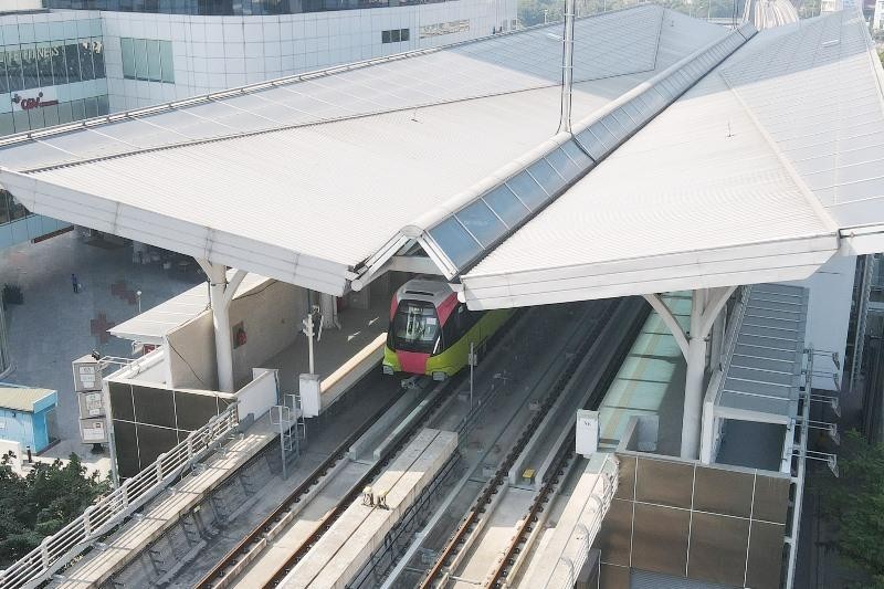 Clip tàu metro lao vun vút hơn 80km/h trong đường đô thị 