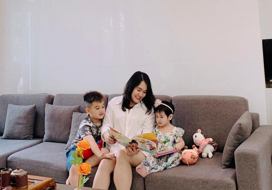 Tác giả CEO Nguyễn Mến và các con vui chơi tại nhà trong những ngày giãn cách vì dịch COVID-19.
