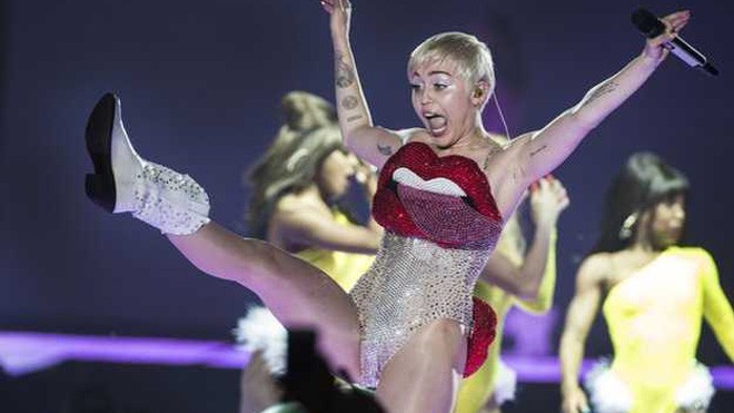Ca sĩ Miley Cyrus bị cấm diễn vì nhảy phản cảm