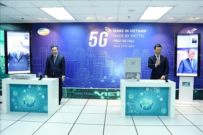 Bộ trưởng Bộ TT - TT Nguyễn Mạnh Hùng và Bộ trưởng Bộ KH - CN Chu Ngọc Anh thực hiện cuộc gọi video đầu tiên sử dụng đường truyền dẫn dữ liệu kết nối 5G do Viettel nghiên cứu và sản xuất, tháng 1/2020. Ảnh: TTXVN phát