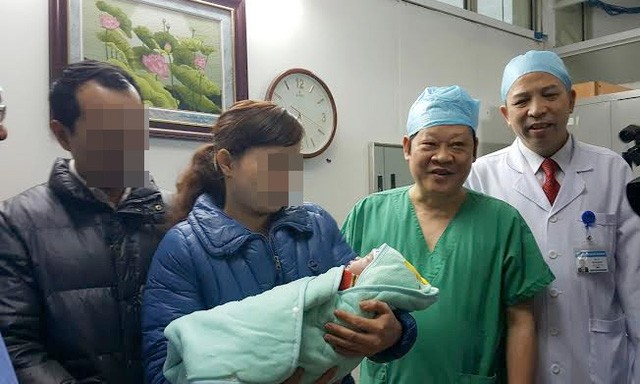 GS.TS Nguyễn Viết Tiến (thứ 2 từ bên phải) vui mừng trao con cho cặp vợ chồng hiếm muộn. Ảnh: Dân Trí