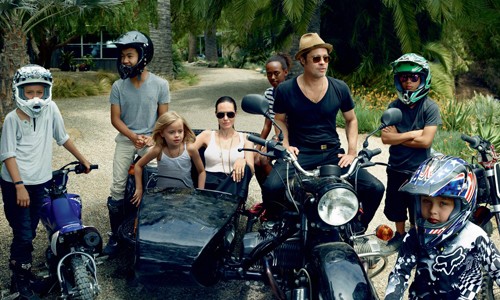 Angelina Jolie và Brad Pitt thường đưa các con đi theo mỗi khi quay phim. Ảnh: Vogue.
