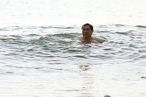 Ông Huỳnh Đức Thơ, Chủ tịch UBND TP Đà Nẵng đi tắm biển sáng sớm ngày 1/5. Ảnh: Nguyễn Đông.