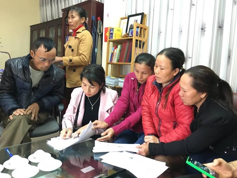 Đại diện gia đình 11 nạn nhân làm đơn khởi kiện nhà xe Khánh Đơn ra tòa.
