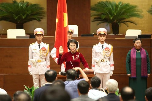 Chủ tịch QH Nguyễn Thị Kim Ngân thực hiện nghi thức tuyên thệ.