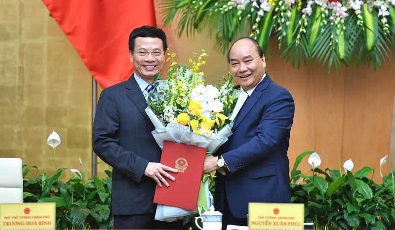 Thủ tướng trao quyết định của Chủ tịch nước về việc bổ nhiệm chức vụ Bộ trưởng Thông tin và Truyền thông đối với ông Nguyễn Mạnh Hùng. Ảnh N.H
