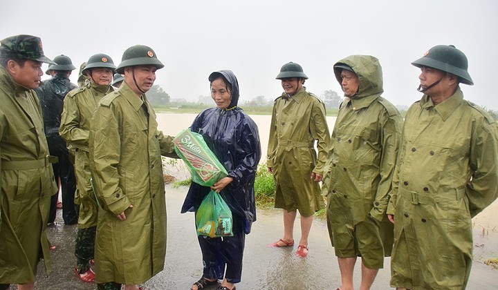 Thiếu tướng Nguyễn Văn Man trao mì tôm cho người dân vùng ngập lụt tại xã Phong Hiền, huyện Phong Điền, tỉnh Thừa Thiên Huế ngày 11/10/2020