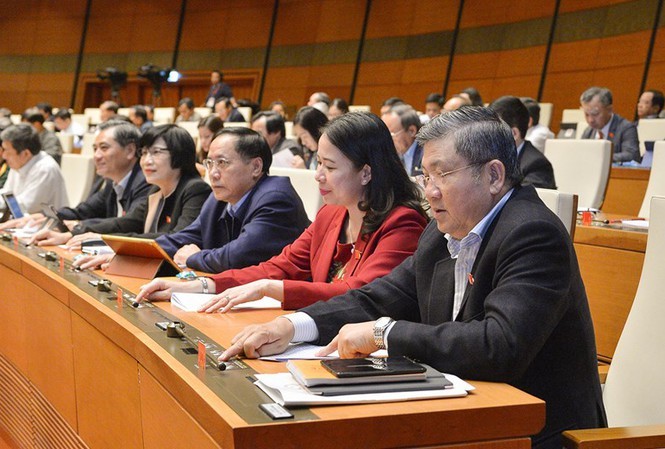 Các đại biểu Quốc hội khóa XIV tham gia biểu quyết tại kỳ họp.