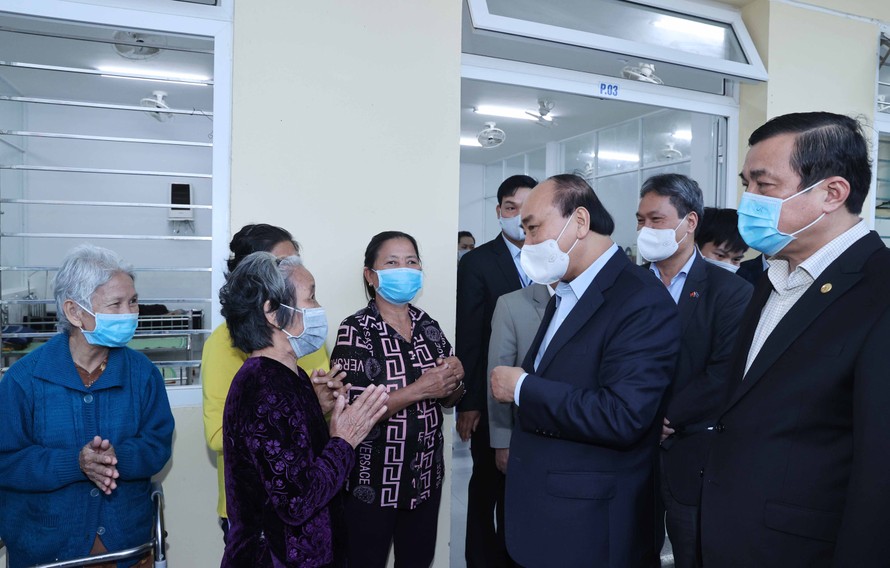 Thủ tướng Nguyễn Xuân Phúc thăm tặng quà Tết tại Trung tâm bảo trợ xã hội tỉnh Quảng Nam.