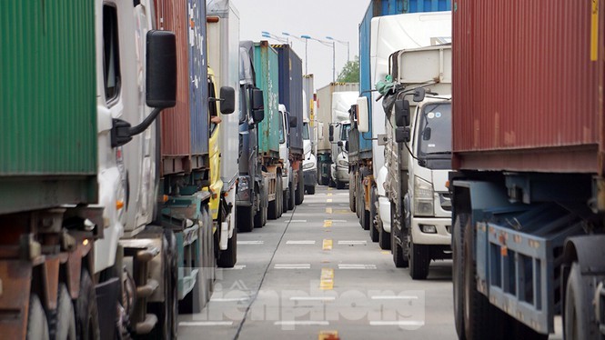 Xe container xếp hàng kiểm tra tại chốt cao tốc Hà Nội - Hải Phòng - QL10 để ra vào thành phố Hải Phòng.