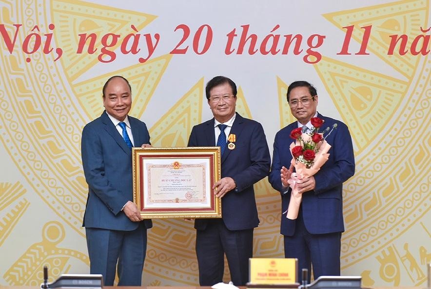 Chủ tịch nước và Thủ tướng trao Huân chương Độc lập hạng Nhất tặng nguyên Phó Thủ tướng Chính phủ Trịnh Đình Dũng.