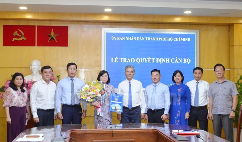Phó Chủ tịch UBND TPHCM - Ngô Minh Châu trao quyết định cho bà Võ Thị Chính. Ảnh Thành uỷ TPHCM