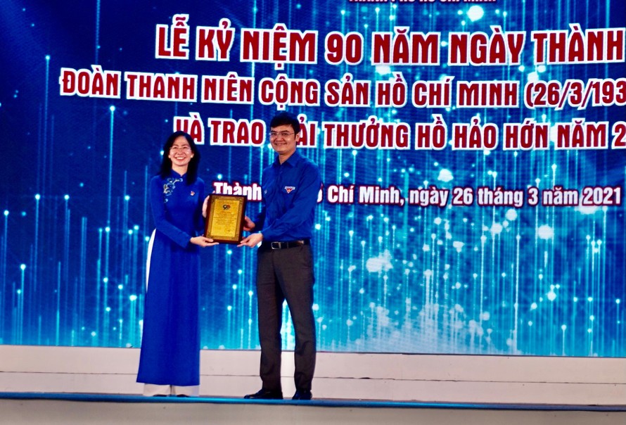 Anh Bùi Quang Huy, Bí thư Thường trực Trung ương Đoàn trao chứng nhận công trình thanh niên tiêu biểu cho “Ứng dụng tra cứu thông tin về căn cứ Thành đoàn TPHCM thời kỳ kháng chiến chống Mỹ” của tuổi trẻ TPHCM.