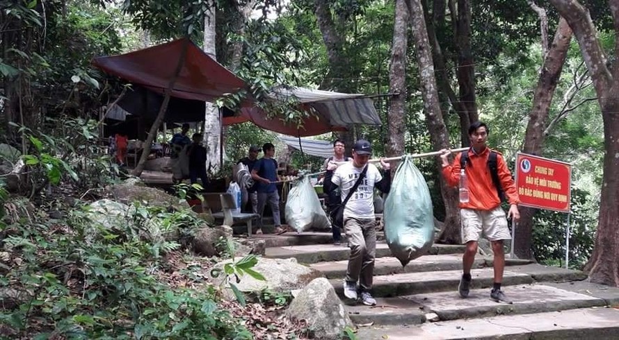 Hành trình thử thách leo núi và nhặt rác