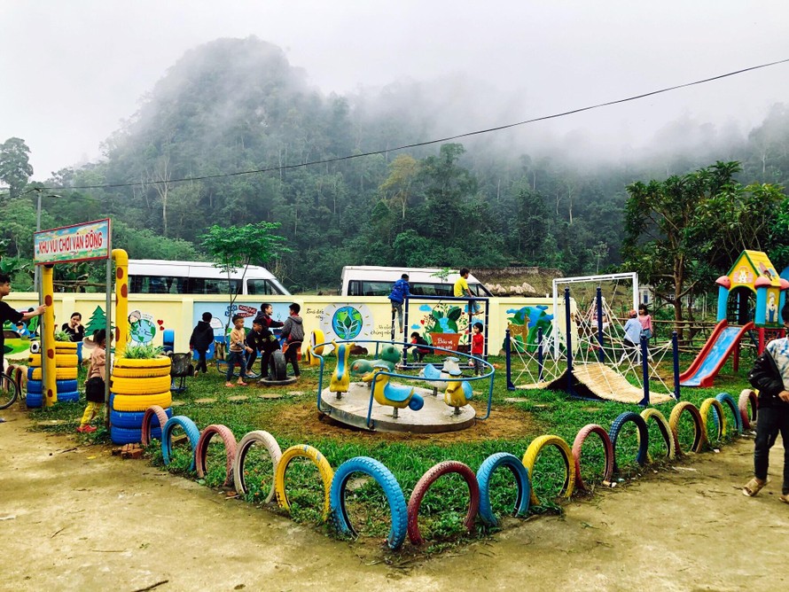 "Khoảng trời trong veo" - dự án xây dựng sân chơi tái chế cho trẻ 