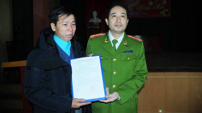 Ông Nguyễn Thanh Chấn khi nhận quyết định tuyên bố vô tội