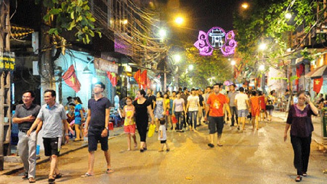 Du khách thăm quan phố đi bộ mở rộng thuộc khu bảo tồn cấp I phố cổ Hà Nội
