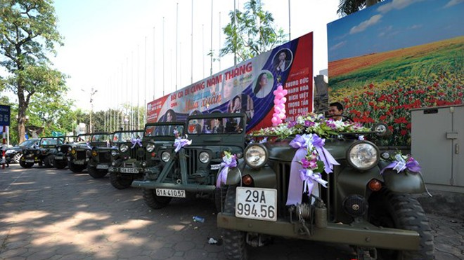 Chiều qua (13/4), người dân Hà Nội bị thu hút bởi sự xuất hiện của một đoàn xe ô tô jeep cổ được trang trí để đi đón dâu